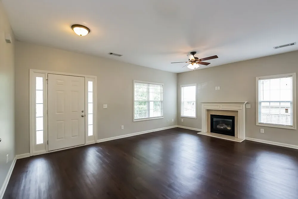 3 bed, 2.0 bath, 1340 sqft, $2,050 — Photo 3