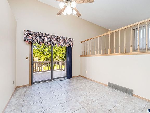 3rd image of 808 E 61st St