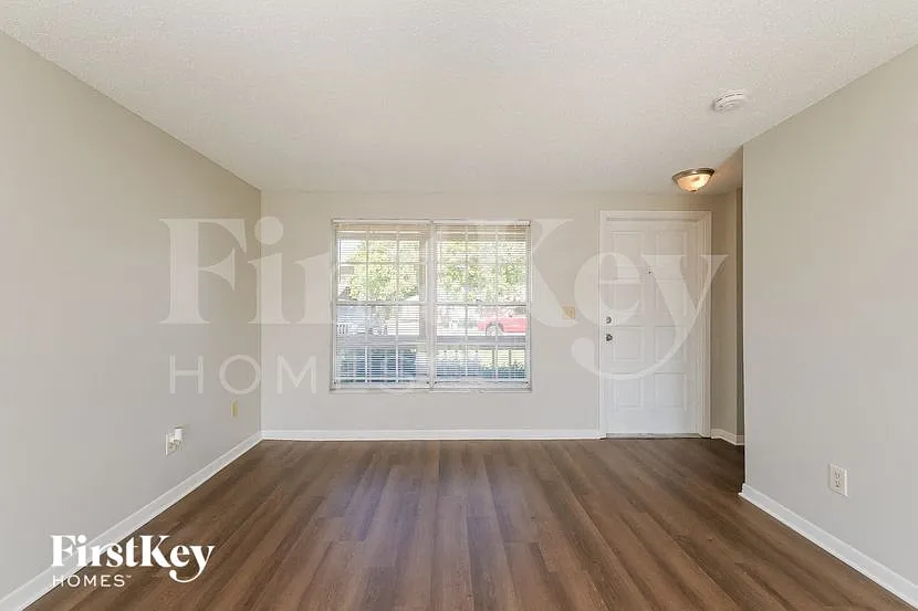 4 bed, 2.0 bath, 1155 sqft, $2,470 — Photo 3