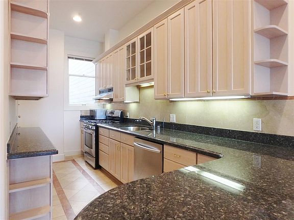 5th image of 2048 Green St APT 2