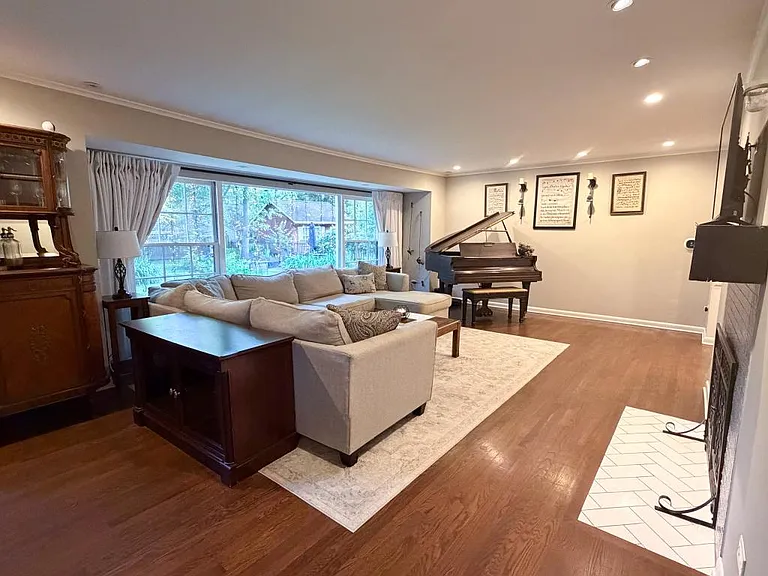 337 E Blodgett Ave — Photo 11