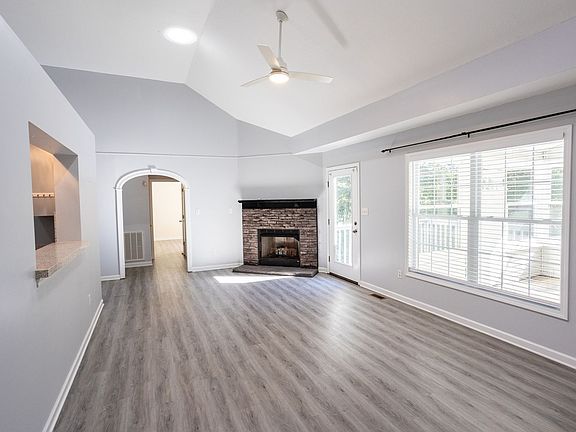 4th image of 205 Ottawa Pl
