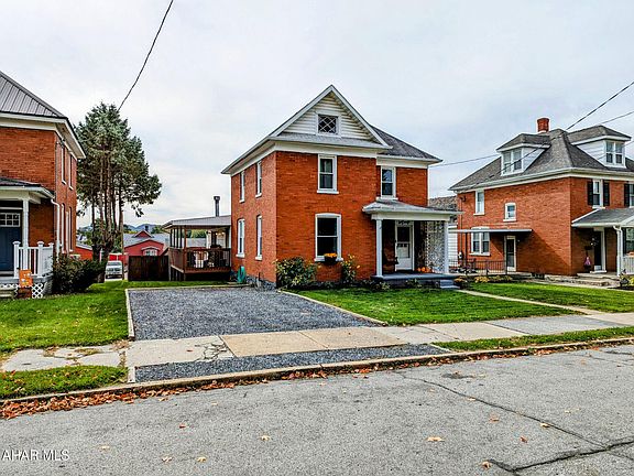 4th image of 532 Maple St