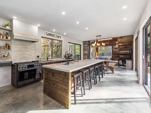 9 Iroquois Ln, Lake Placid, NY 12946