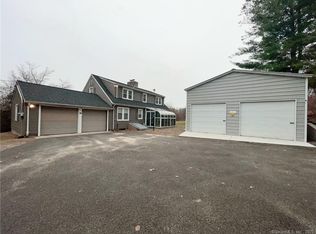 27 Tuttle Rd, Woodbury, CT 06798