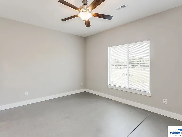 101 E Santa Fe Cir — Photo 2