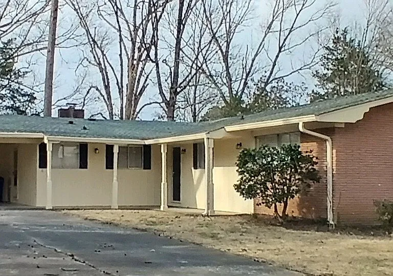500 Springhill Dr NE — Photo 1