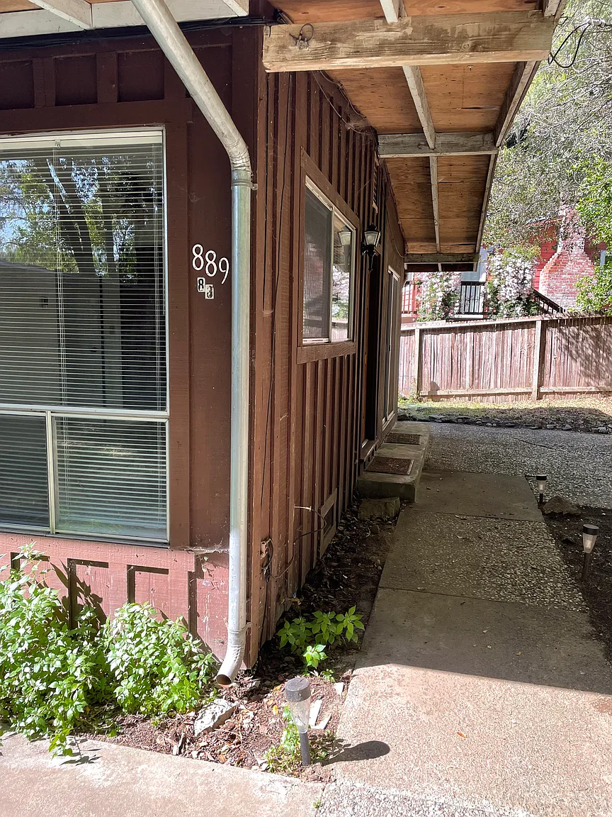889 Hillcrest Dr photo 1