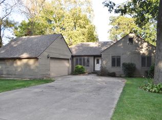 206 Raymond Dr, Mahomet, IL