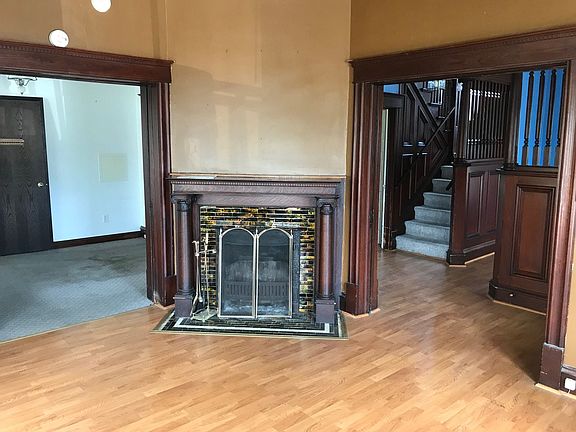 3rd image of 215 S Burr Blvd