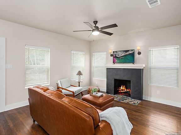 4th image of 1814 W Gramercy Pl