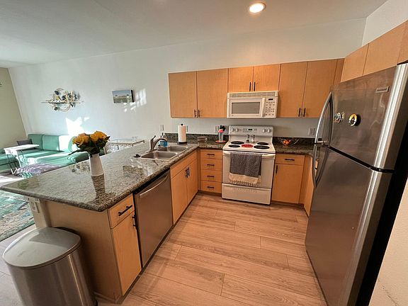 Spacious gourmet Kitchen