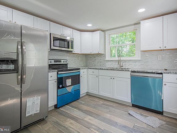 3rd image of 304 Odessa Ave