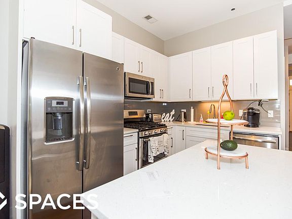 4th image of 1063 W Cornelia Ave #2F