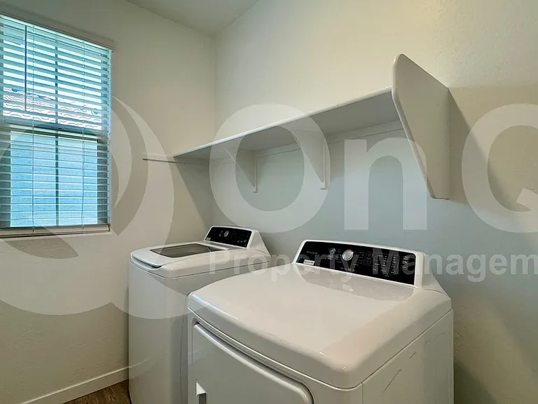 1068 E Sabino Dr — Photo 23