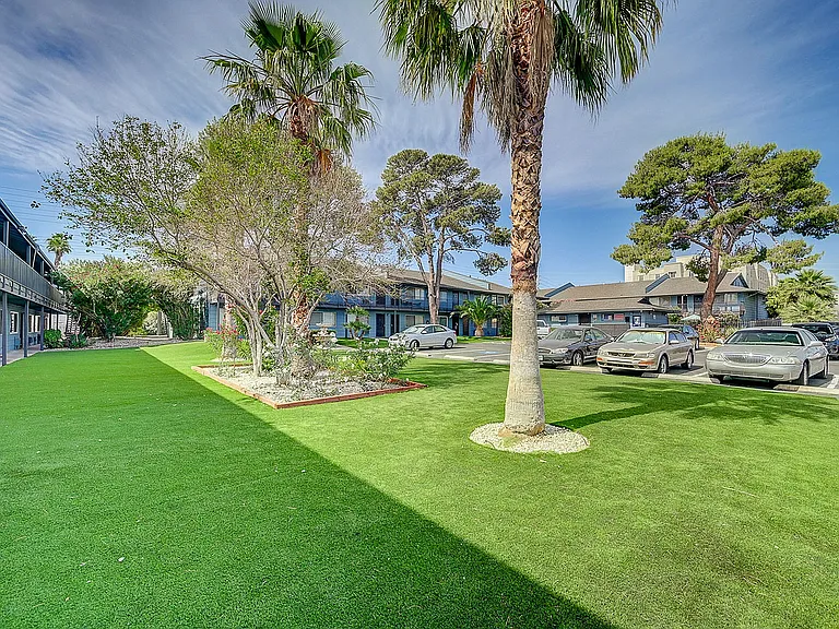 4050_Palos Verdes St-15