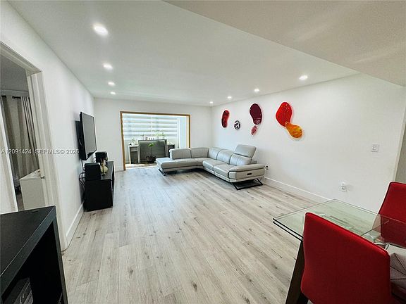 4th image of 1555 W 44th Pl APT 214D
