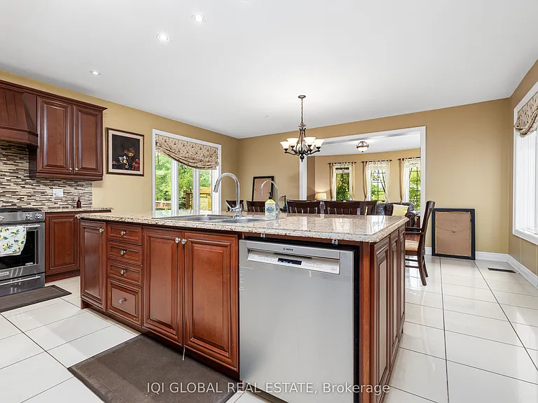 2395 Lyndhurst Dr — Photo 28