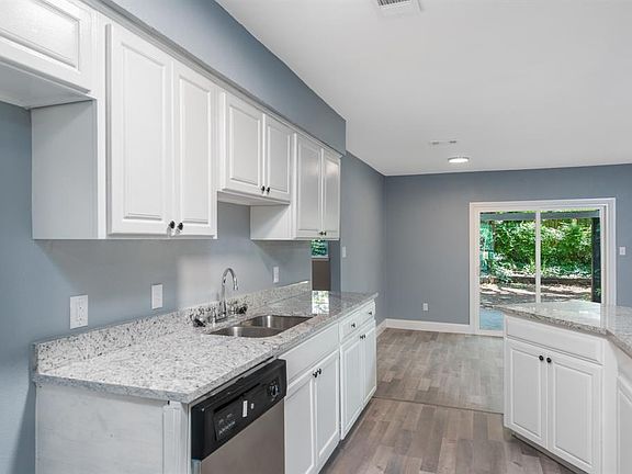 5th image of 2511 Warwick Dr