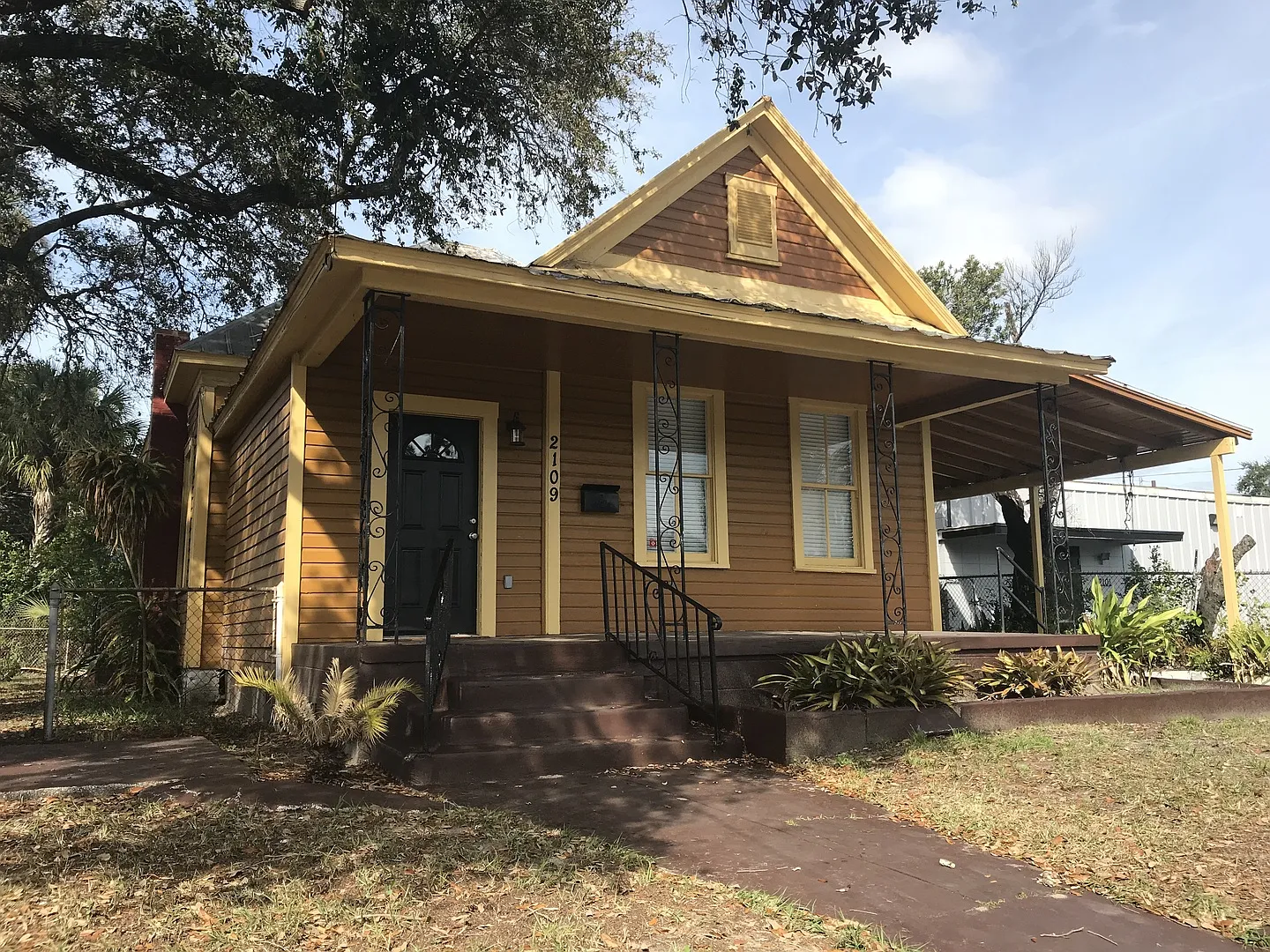 Vintage North Hyde Park Bungalow — Photo 3