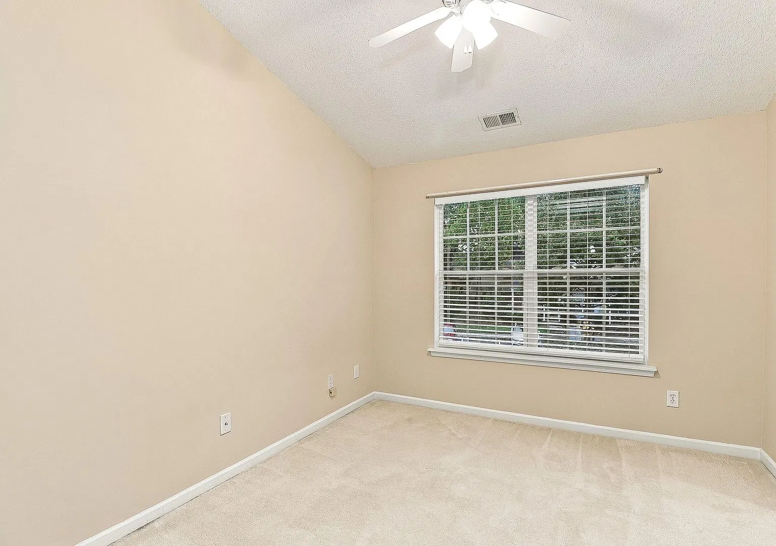 Bennington Place Beauty 2 Beds, 2.5 Baths, Versatile Loft & More! — Photo 4
