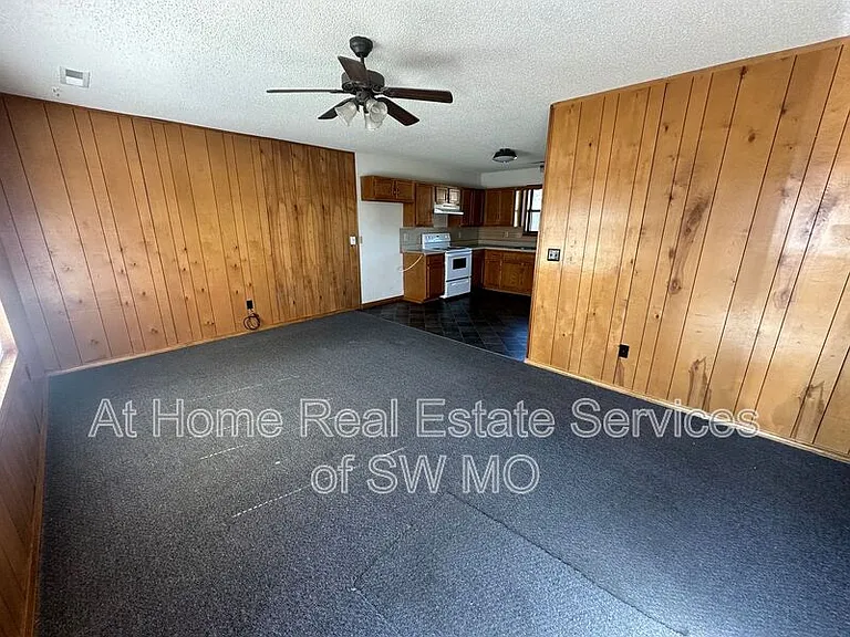 327 W Elm St #A — Photo 2