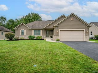 8 Nicholas Ln, Lancaster, NY 14086