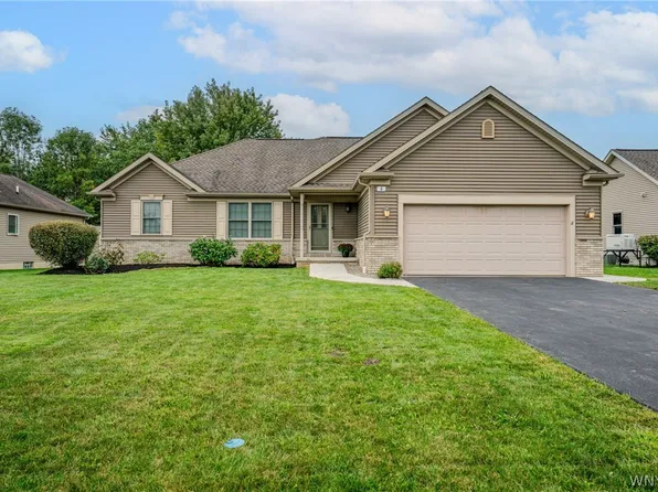 8 Nicholas Ln, Lancaster, NY 14086