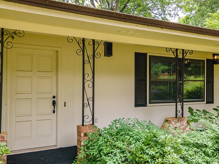 916 Huntington Cir — Photo 9
