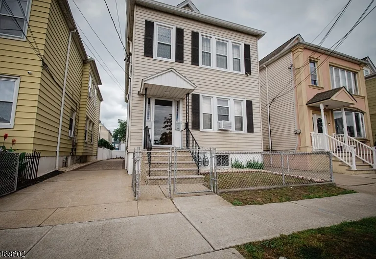 74 Harrison Pl #2 — Photo 1