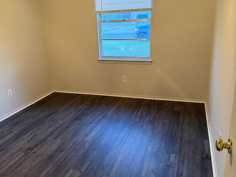 5225 Floyd Ave — Photo 9