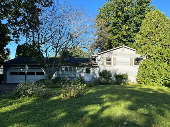 27 Evergreen Dr, Rochester, NY 14624