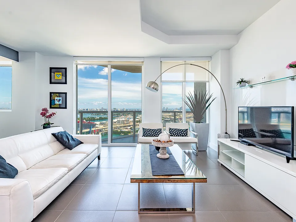 244 Biscayne Blvd #3902