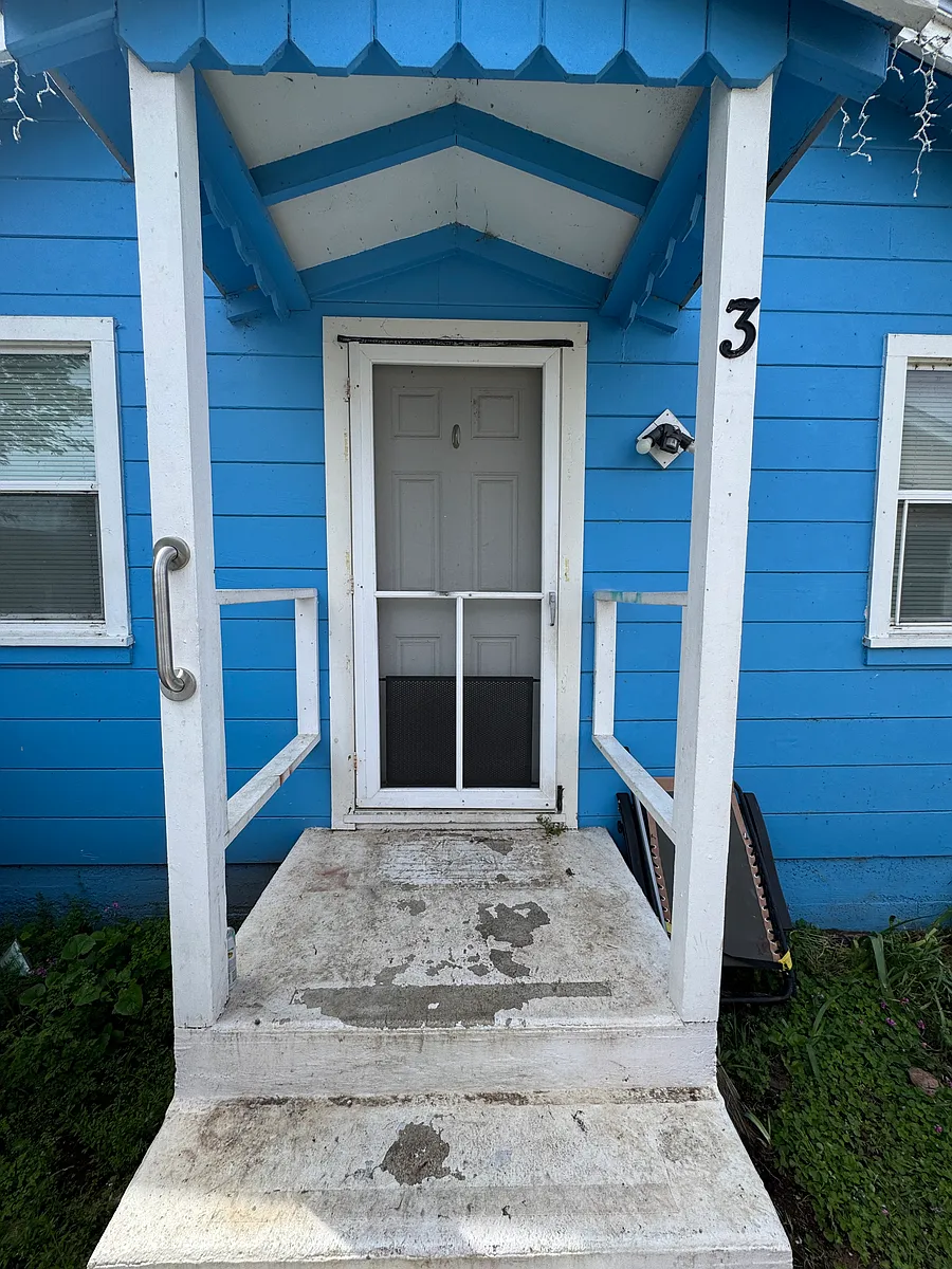 Building Photo - 14511 Lakeshore Dr #3