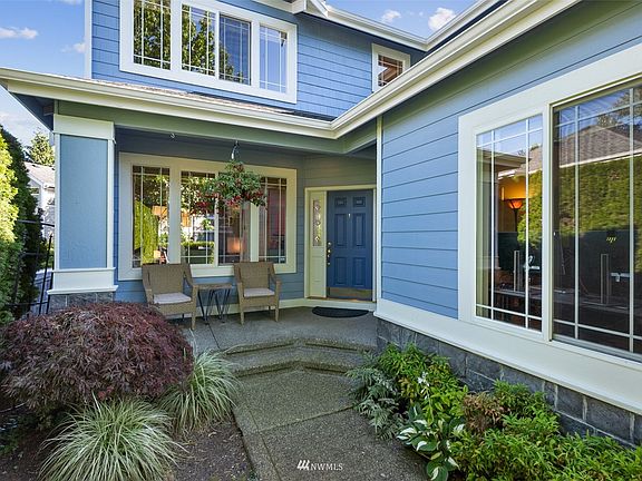 welcoming entry with covered patio>