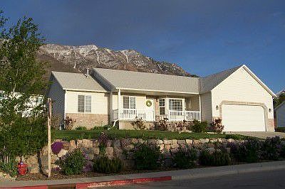 Santaquin east bench home with great views!