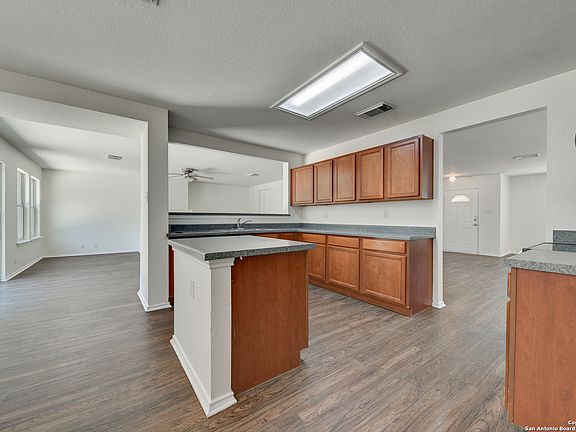 5th image of 939 SAXONHILL DR
