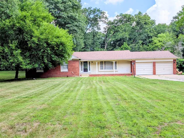 22048 Rougewood Dr, Southfield, MI 48033