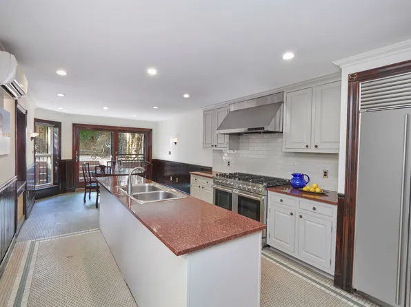 246 Gates Avenue image 10 of 19