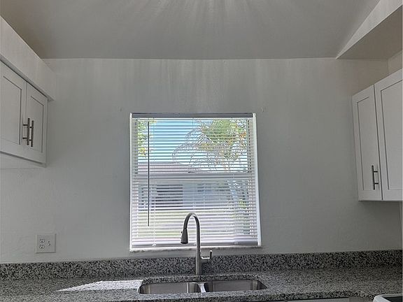 2nd image of 905 SW 9th Ave