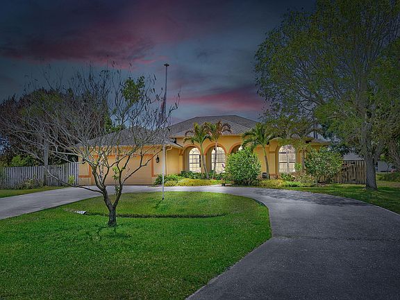 3rd image of 1456 SW Del Rio Boulevard