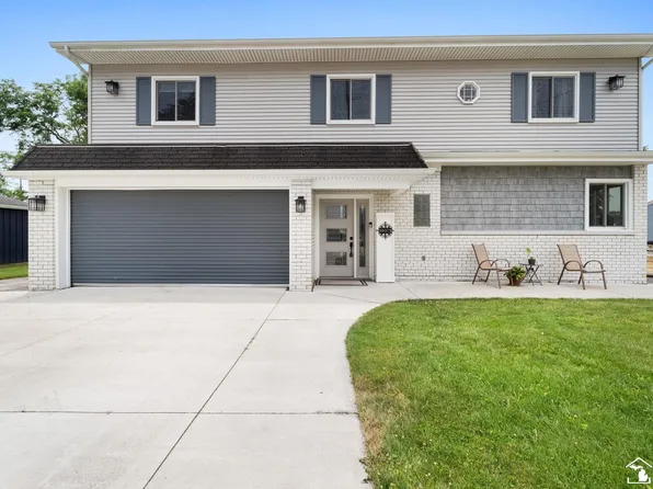 30372 Young Dr, Gibraltar, MI 48173