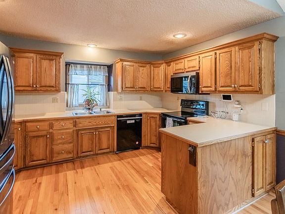 5th image of 2520 N 109th Ter