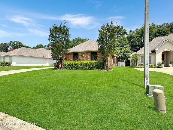 3rd image of 889 Willow Grande Cir