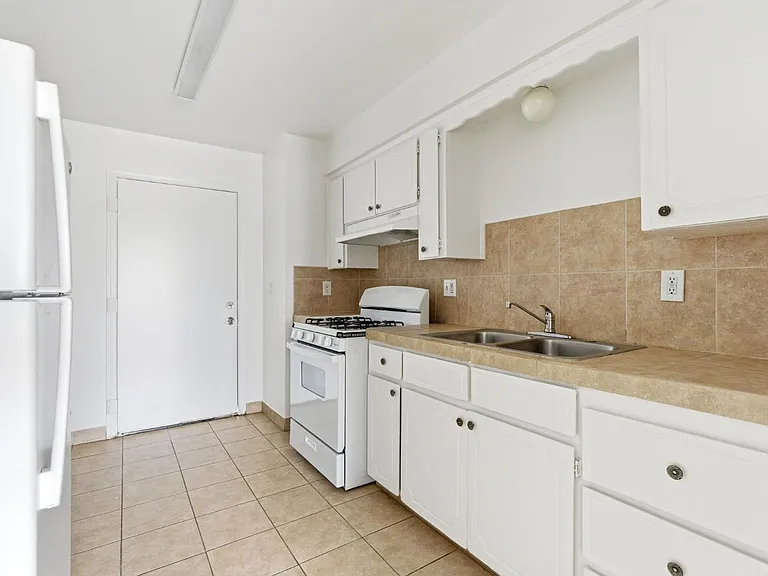 616 S Irwin St #C — Photo 11