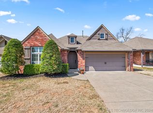 1012 N Sycamore Pl, Jenks, OK 74037