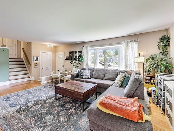 5th image of 1005 Castlewood Ln