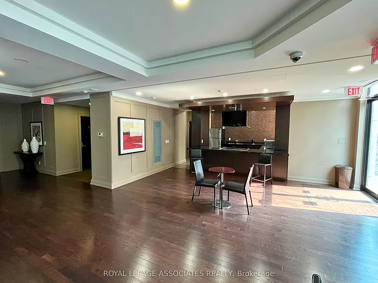 111 Upper Duke Cres #101 — Photo 22