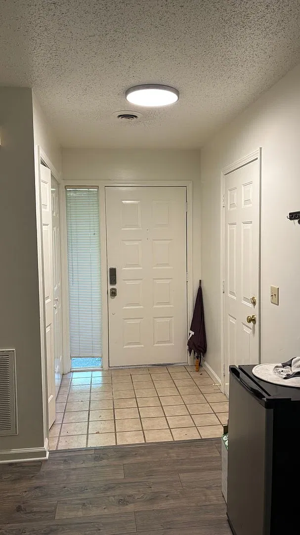 Excellent Town Home Close To Downtown With A Garage — Photo 2