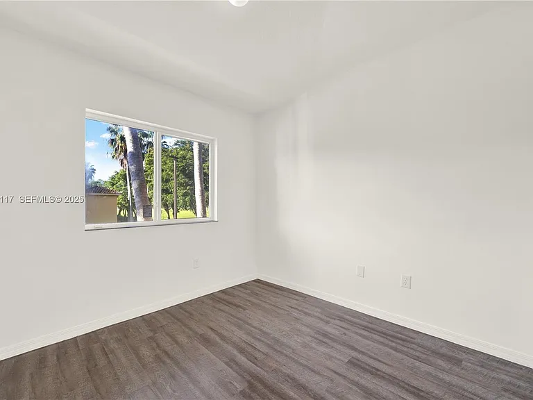 3385 NE 10th St #201 — Photo 14